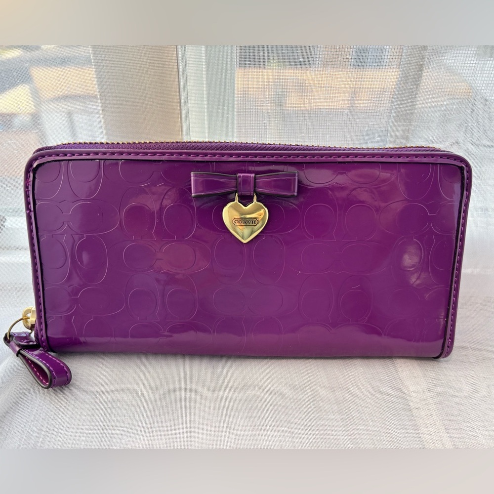 Coach F49508 Patent Signature Iris Purple Long
Bow Heart Zip Wallet (2012-2013)